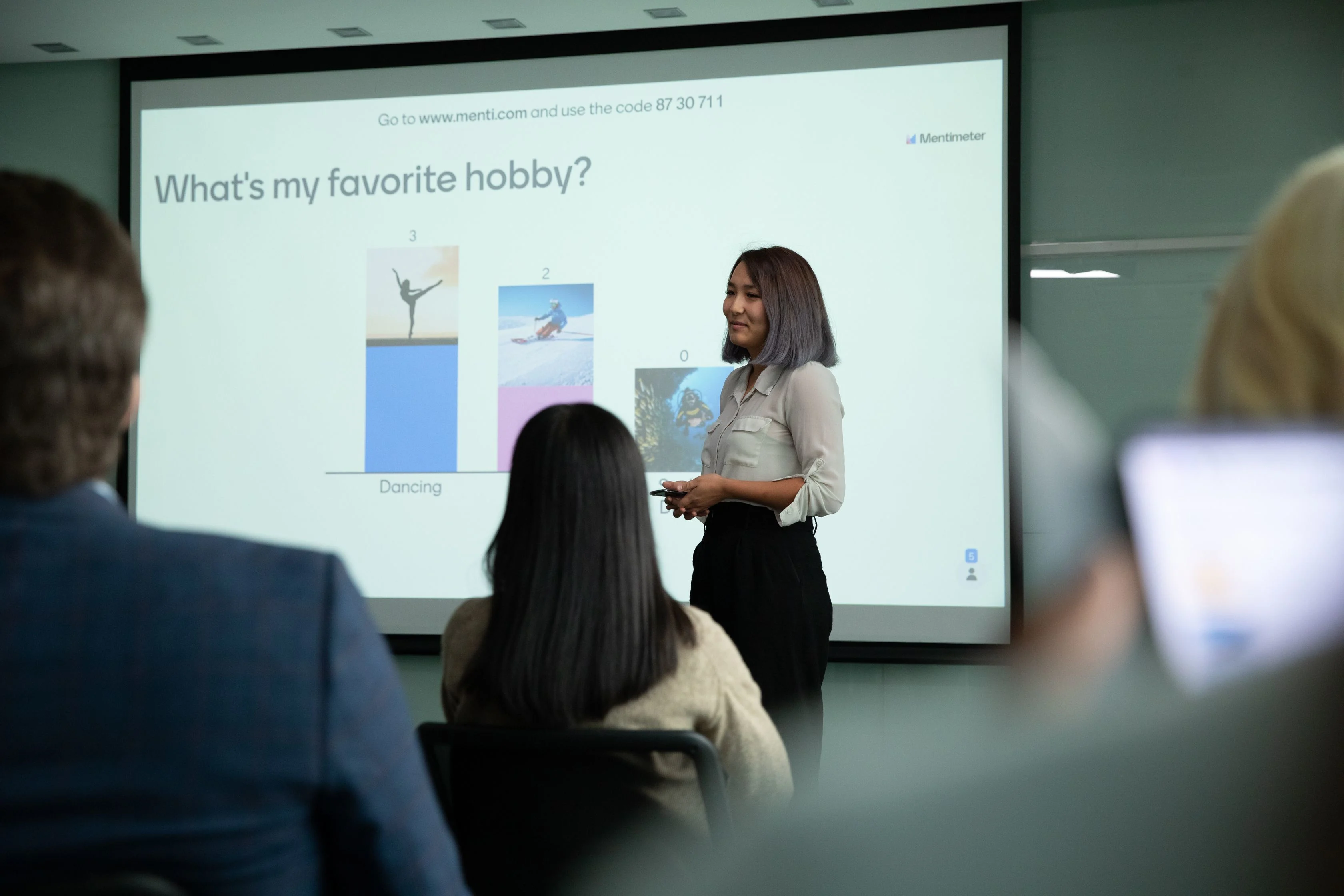 woman presenting with mentimeter