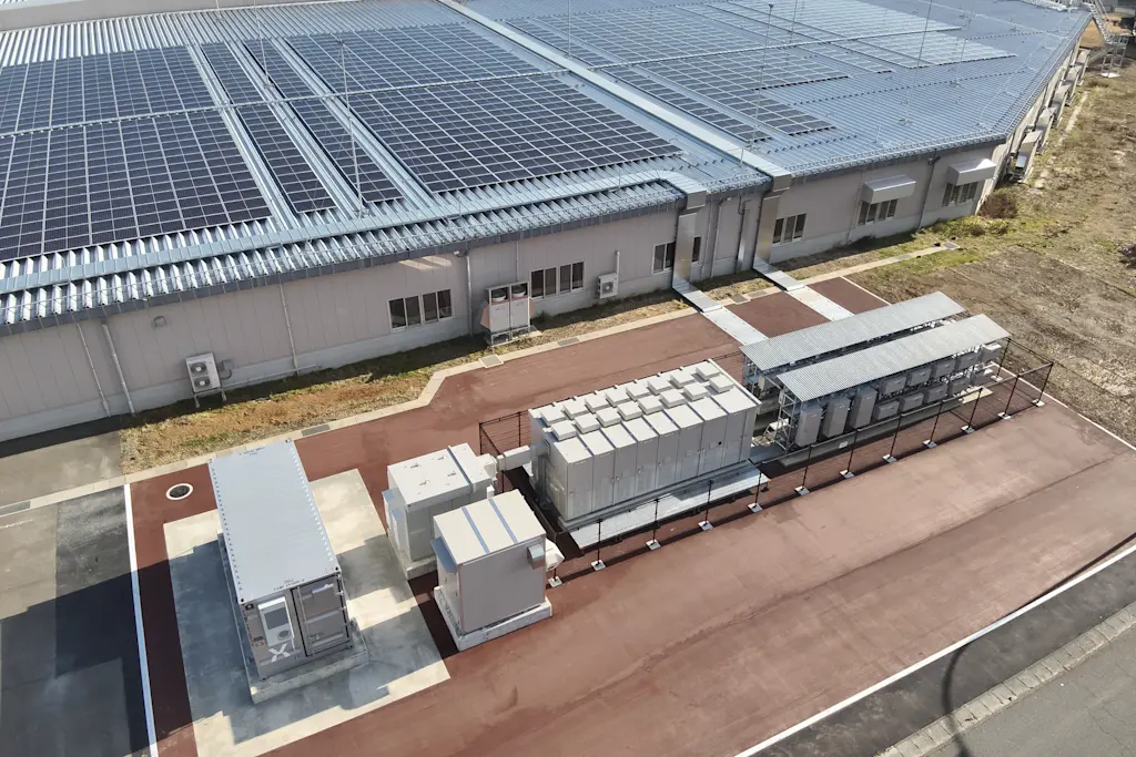 画像:岩手工場に設置の太陽光発電設備と蓄電システム(提供:トヨタ自動車東日本)