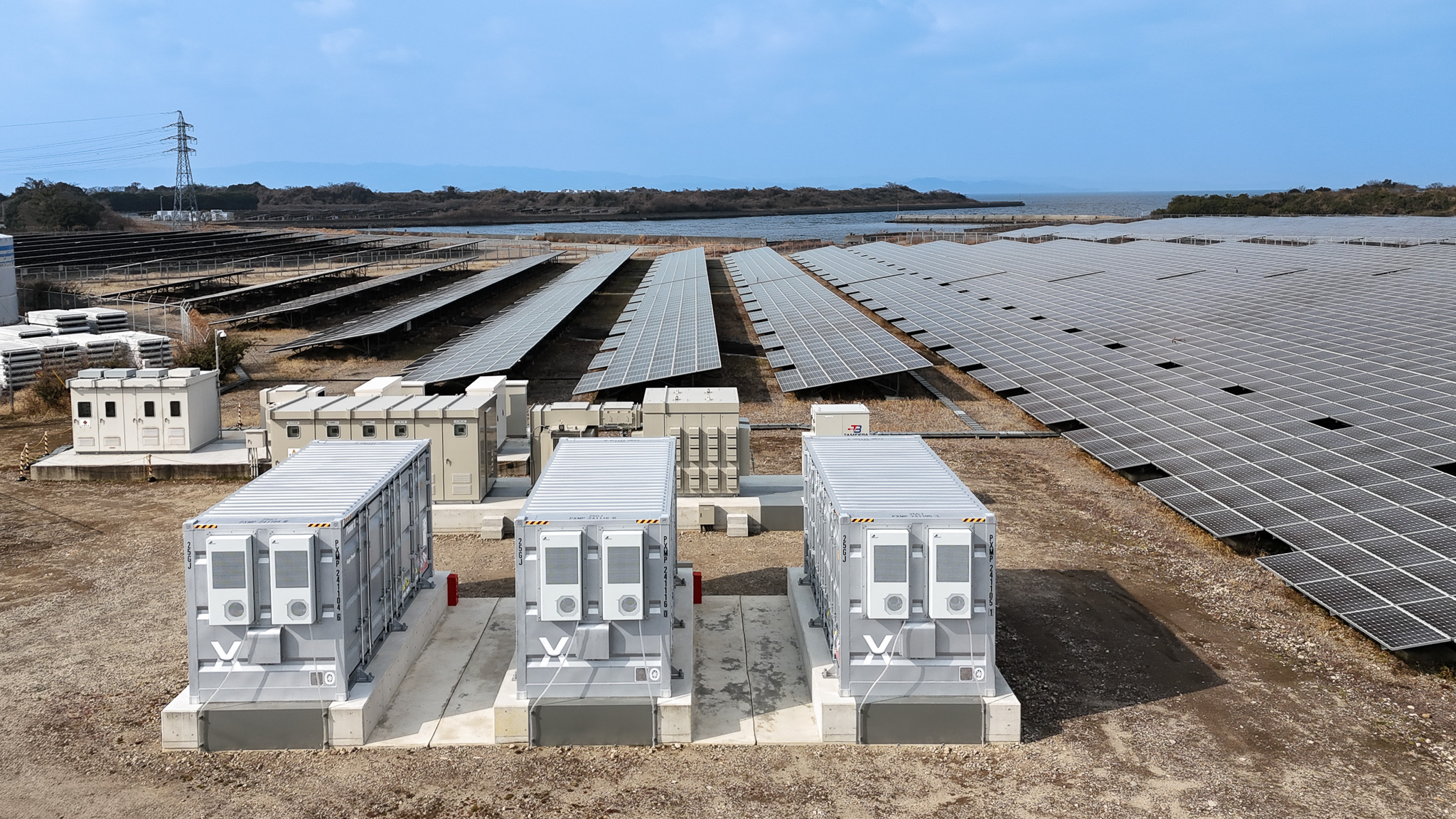 九電みらいエナジーに一次調整力対応の太陽光併設蓄電システムを納入