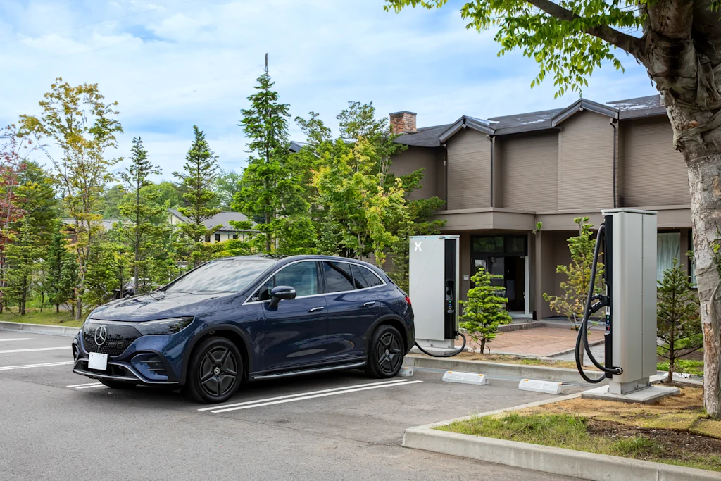 ホテルインディゴ軽井沢チャージステーション
（車両：メルセデス・ベンツ EQE 350 4MATIC SUV）