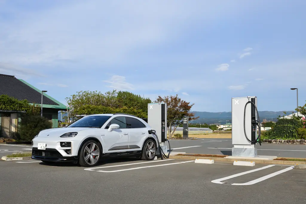 画像:道の駅 伊豆ゲートウェイ函南のEVチャージステーション、車両:Porsche Macan Turbo