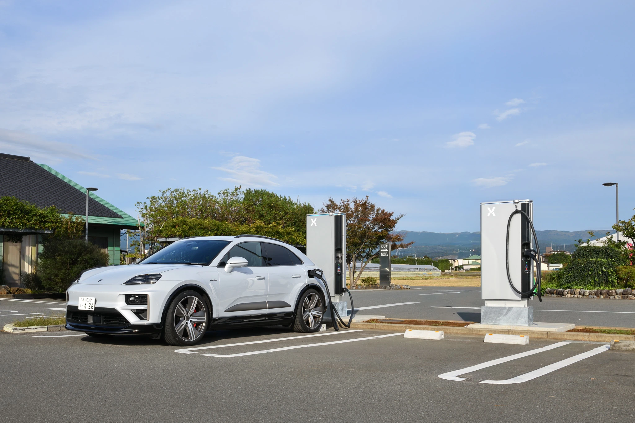 画像：道の駅 伊豆ゲートウェイ函南のEVチャージステーション、車両：Porsche Macan Turbo