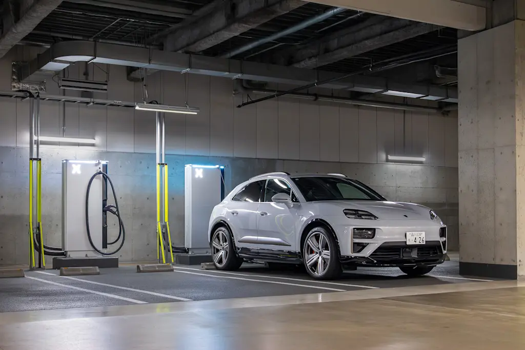 画像:「MARK IS みなとみらい」のEVチャージステーション、車両:Porsche Macan Turbo