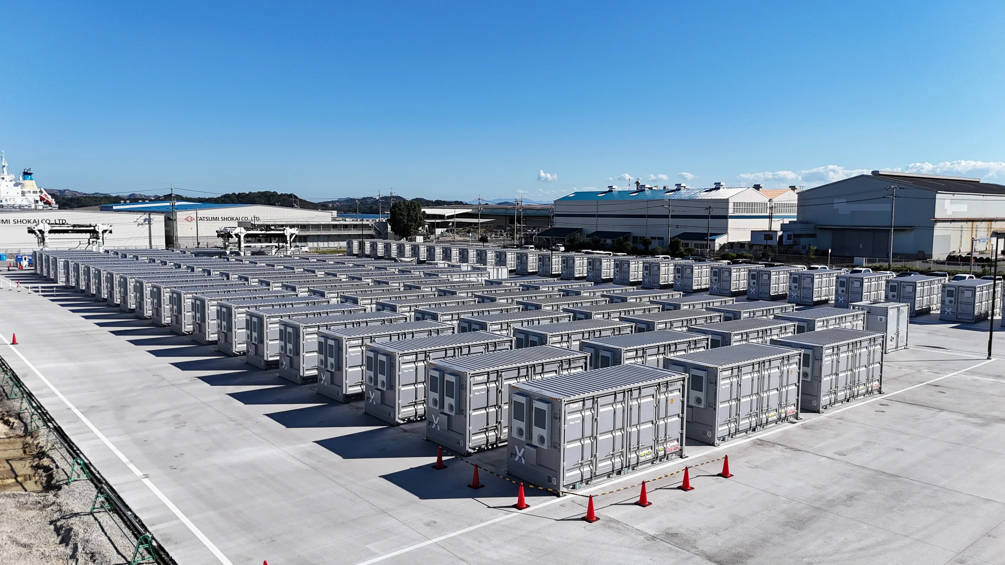 画像:「Mega Power 2500」などの出荷前の蓄電システムを保管する本社工場のコンテナヤード