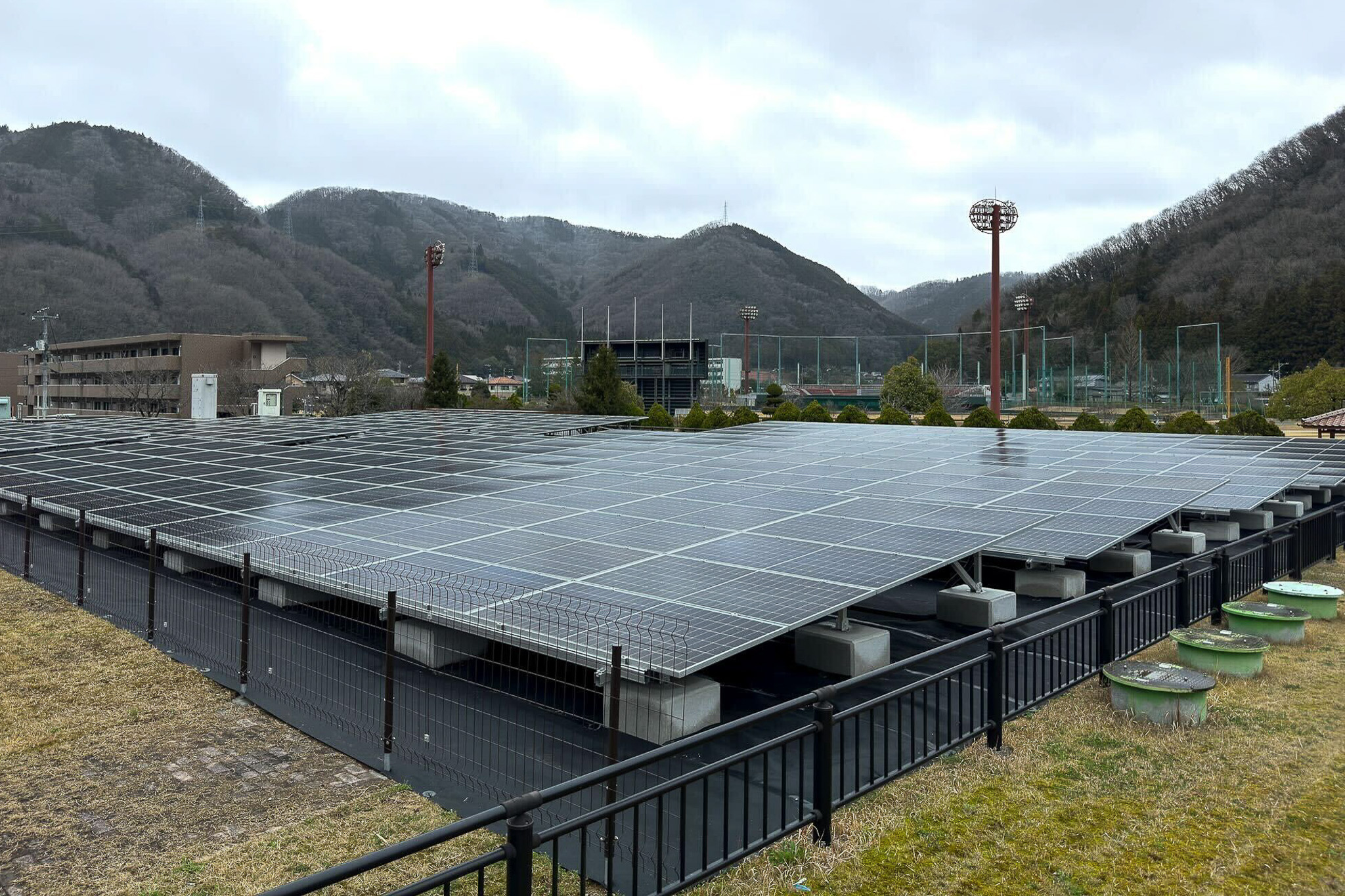 画像：新見浄化センターの敷地内に設置された太陽光発電設備