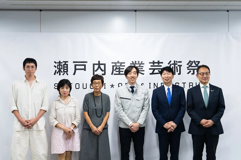 10月2日(金)に玉野市役所で開催されたオープニングセレモニーの様子。左から、クリエイティブ・ディレクターの佐竹正基氏、キュレーターの長谷川祐子氏、建築家の妹島和世氏、一般財団法人日本産業芸術財団代表理事(当社代表執行役社長CEO)の伊藤正裕、岡山県知事の伊原木隆太氏、玉野市長の柴田義朗氏。