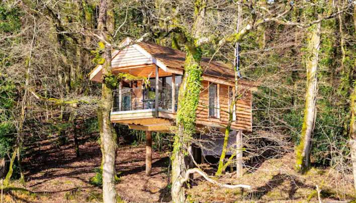 Yeworthy Eco-Treehouse - Off-Grid, Private Retreat. Image owned by airbnb.