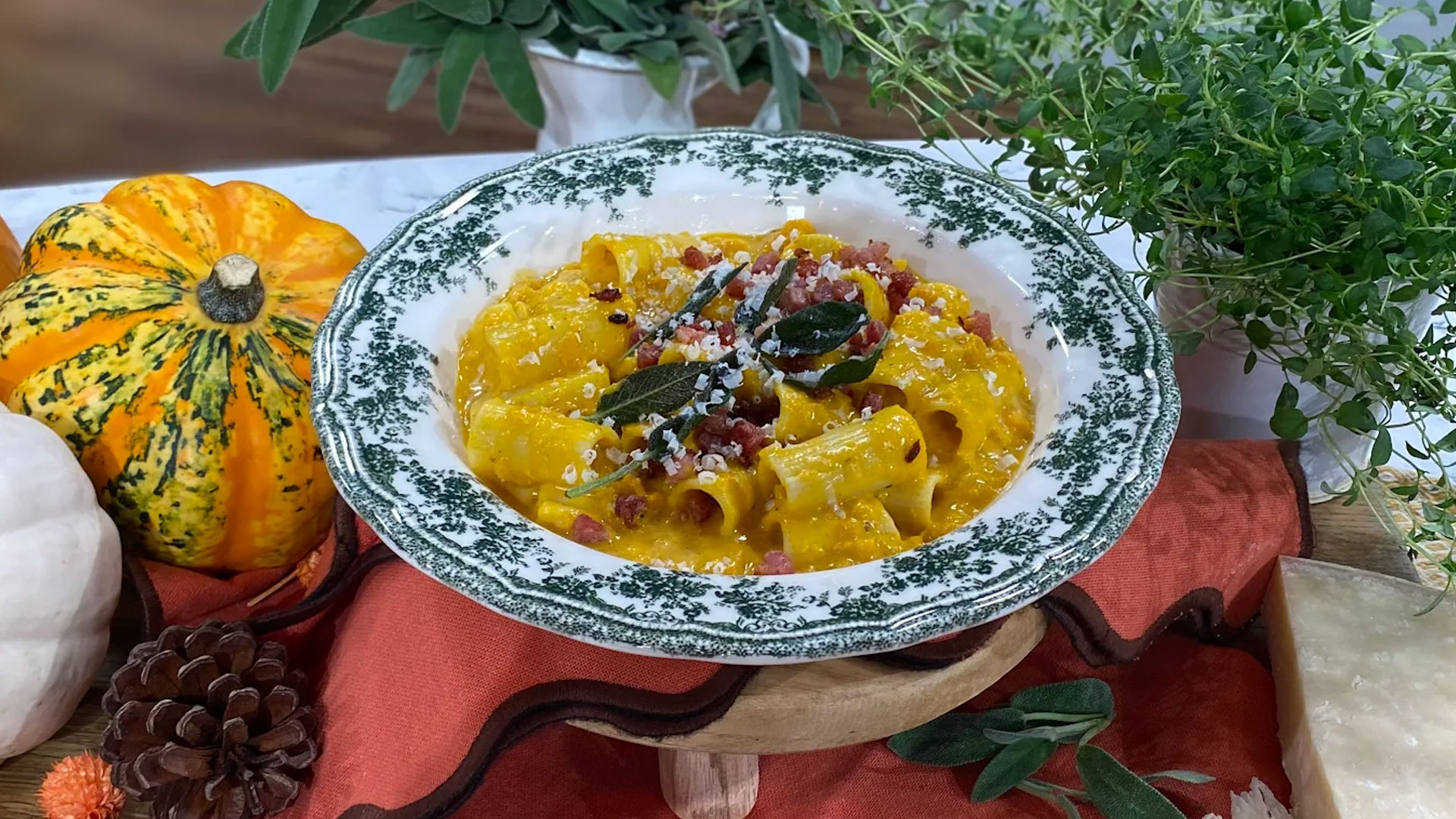 Avval ehtiros videosi, keyin esa seks videosi Sohilda katta kokraklar bilan yalangoch