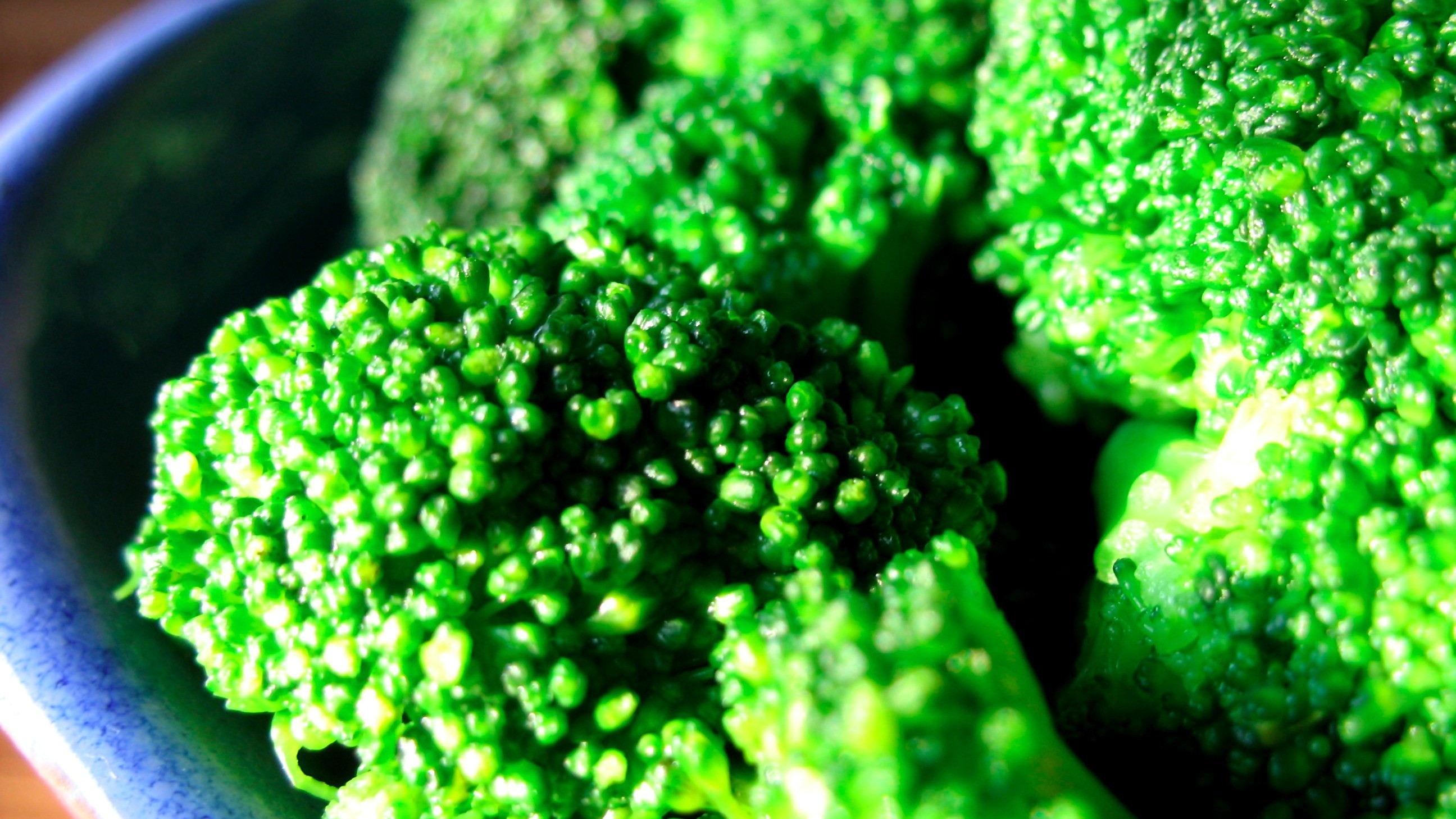 Капуста брокколи польза для организма. Варенье из брокколи. Капуста брокколи свежемороженая. Брокколи полезные свойства. Чем полезна брокколи.
