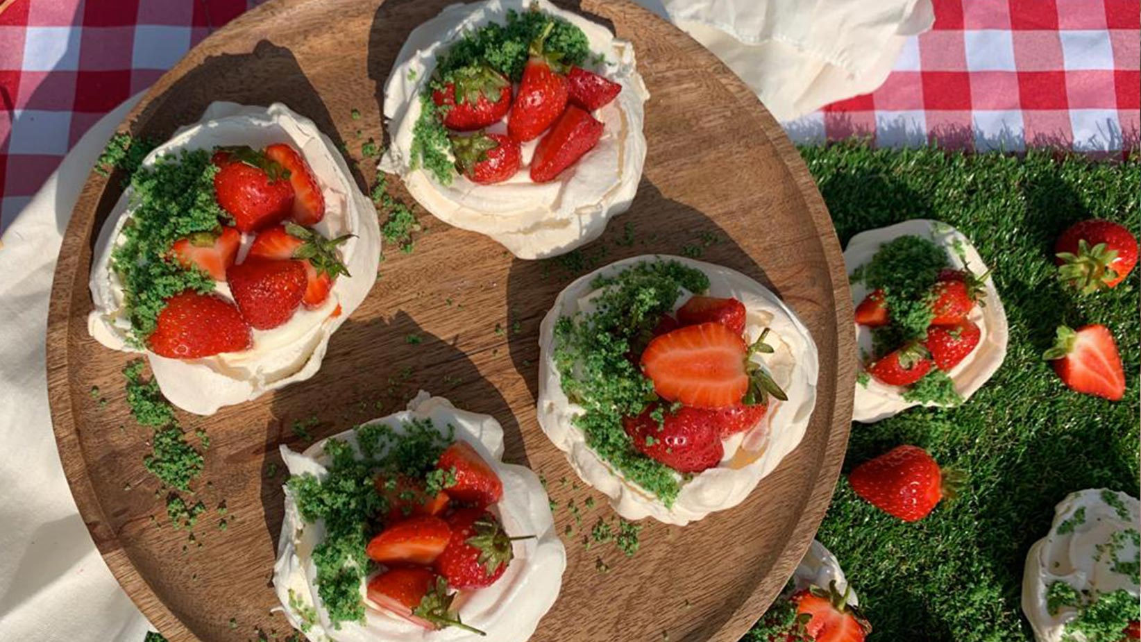 Juliet Sears’s Mini Strawberries And Pimm’s Pavlovas | This Morning