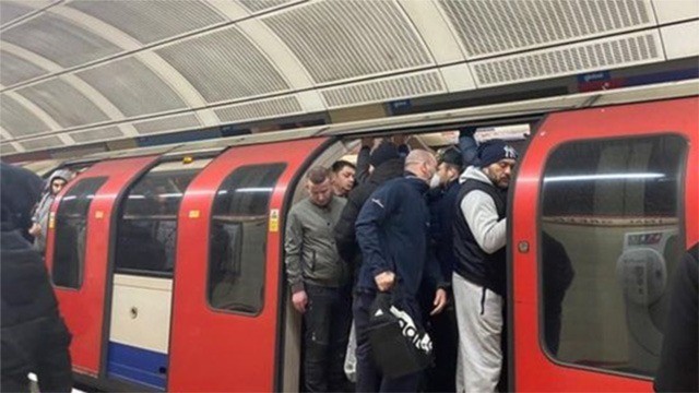 Tube remains packed as politicians row over service levels | This Morning