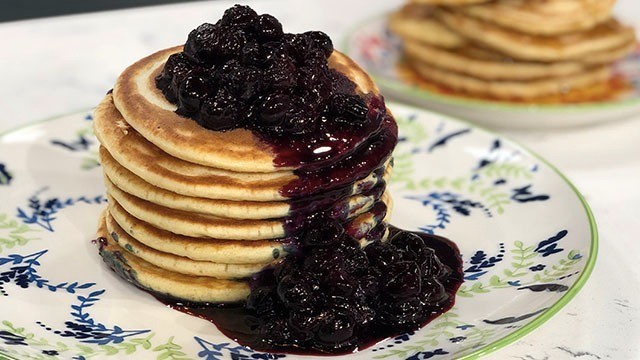 Lisa Faulkner's American pancakes and blueberry compote | This Morning