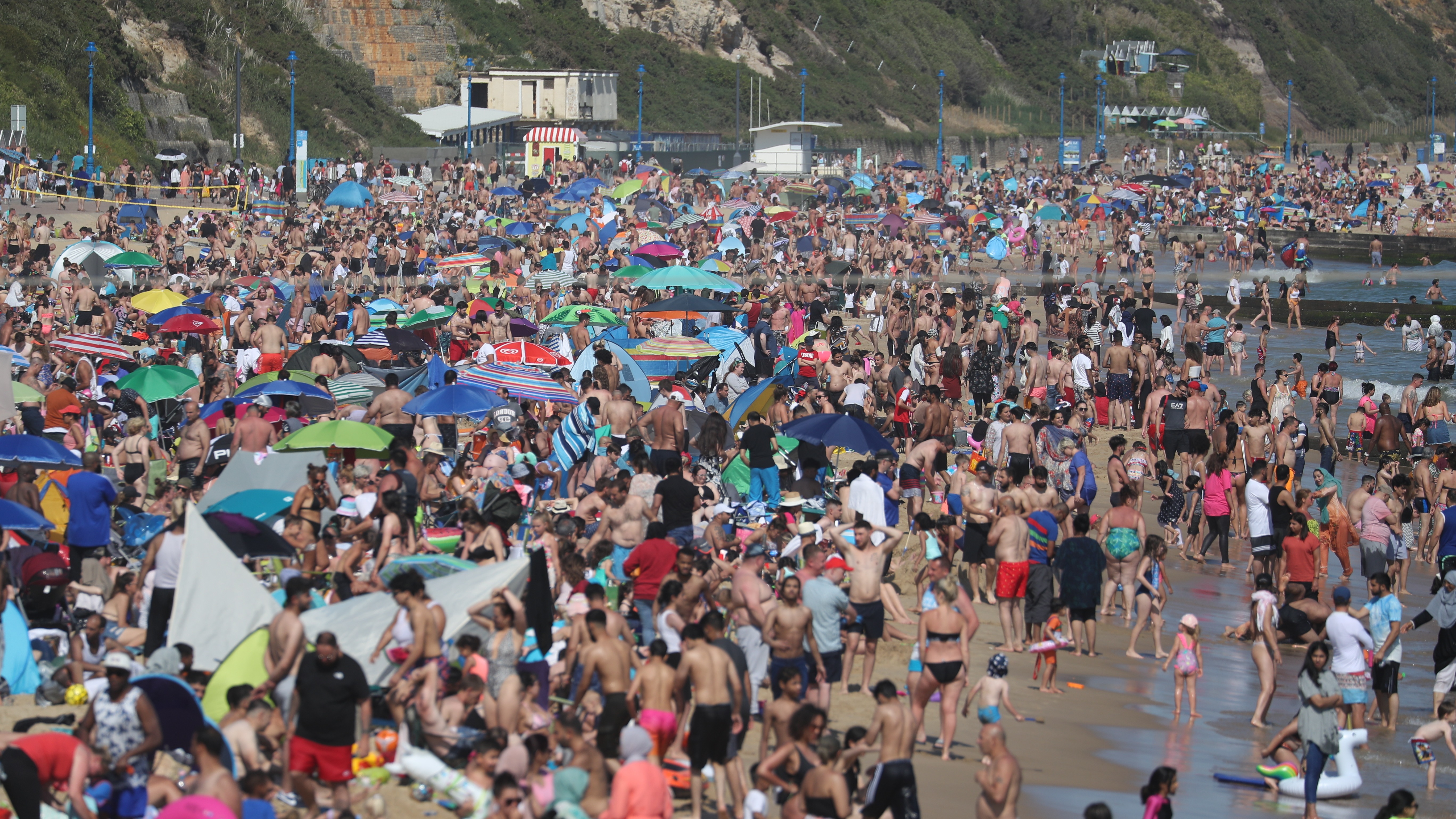 Thousands Flock To Beaches As Temperatures Soar This Morning