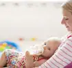 寶寶喝完奶後，父母可進行拍嗝，減緩寶寶溢奶、寶寶吐奶的狀況。