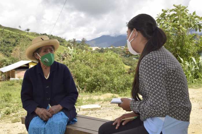 Frauen in Lateinamerika, die sich während des Covid-19 draußen mit Masken unterhalten