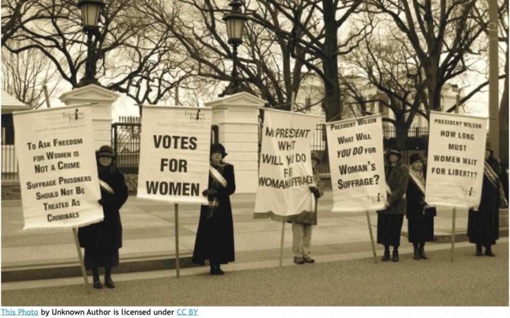 women protest for the right to vote in the US