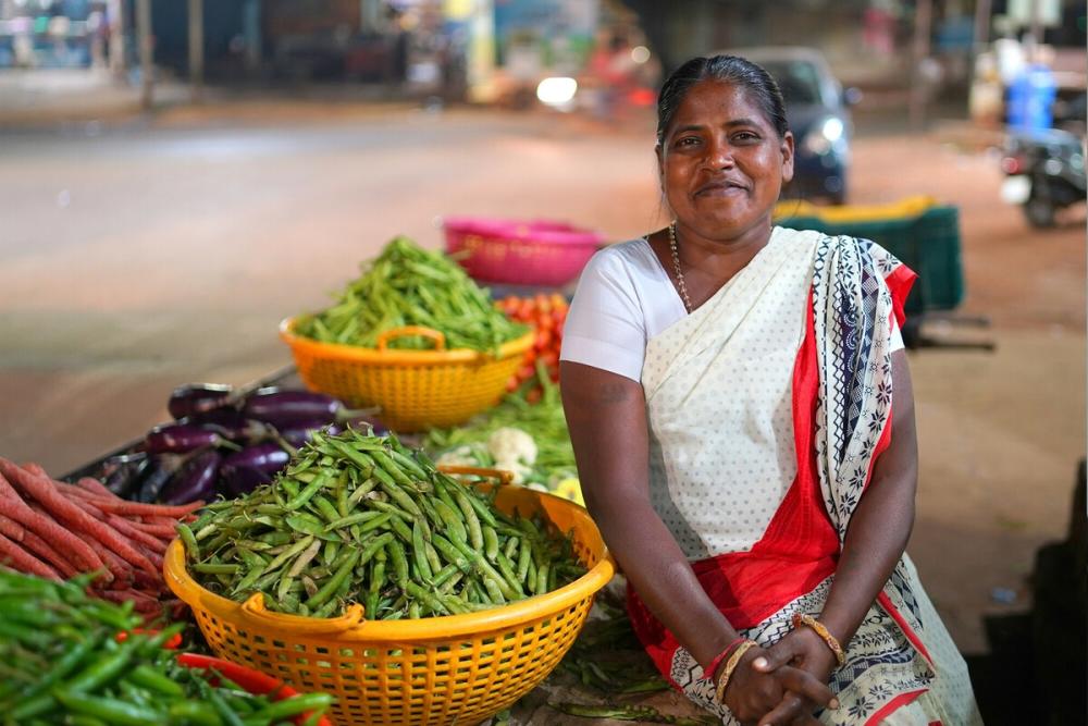 Eine Frau in Indien verkauft Gemüse