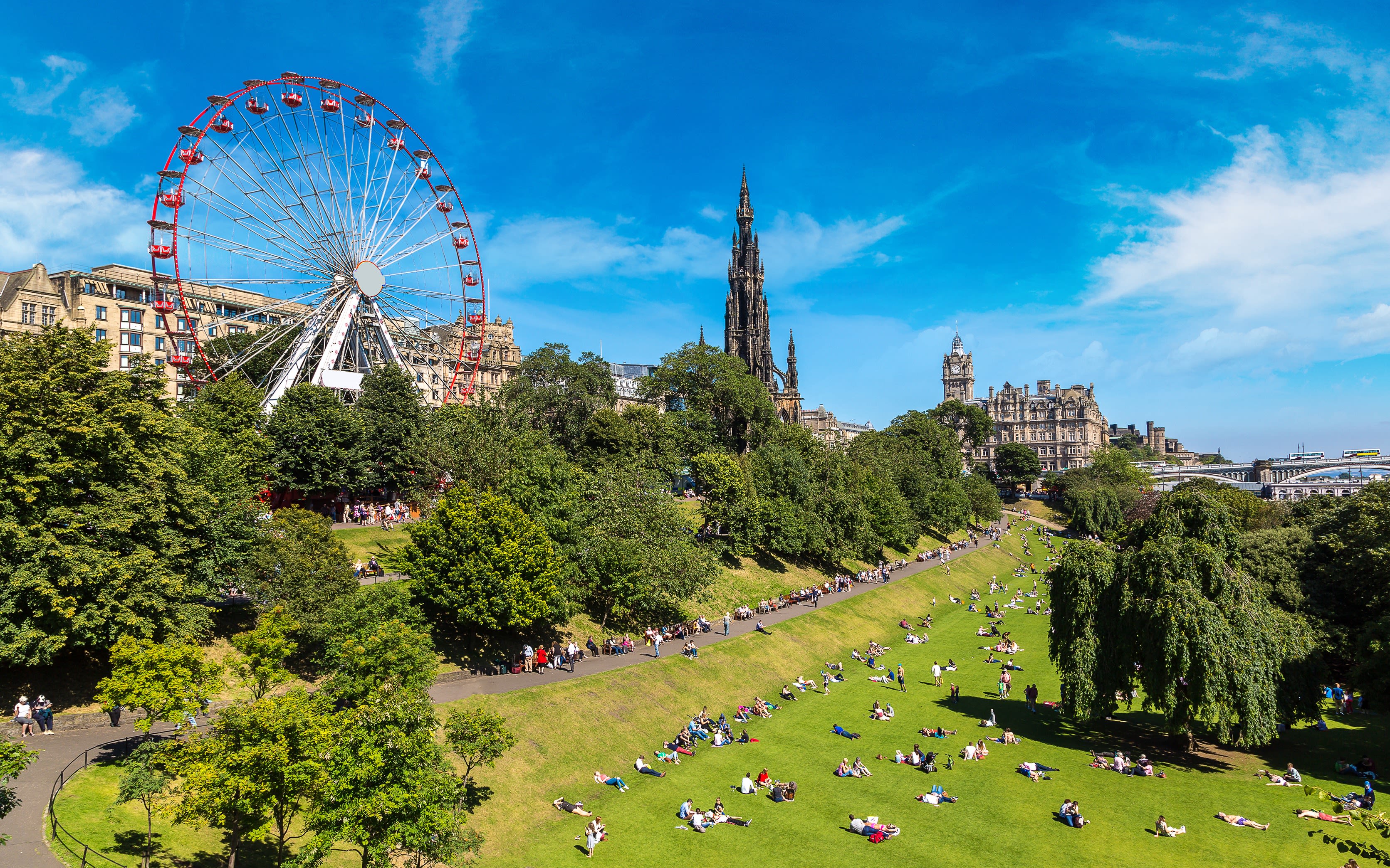 An image of the capital city of Edinburgh on a summer day