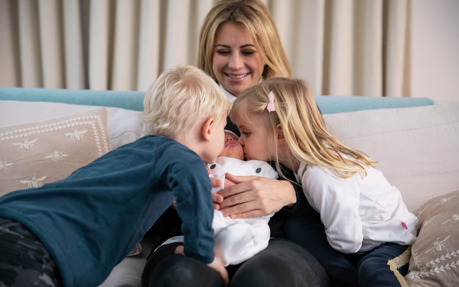Holly with Etta and Artie kissing baby Lola