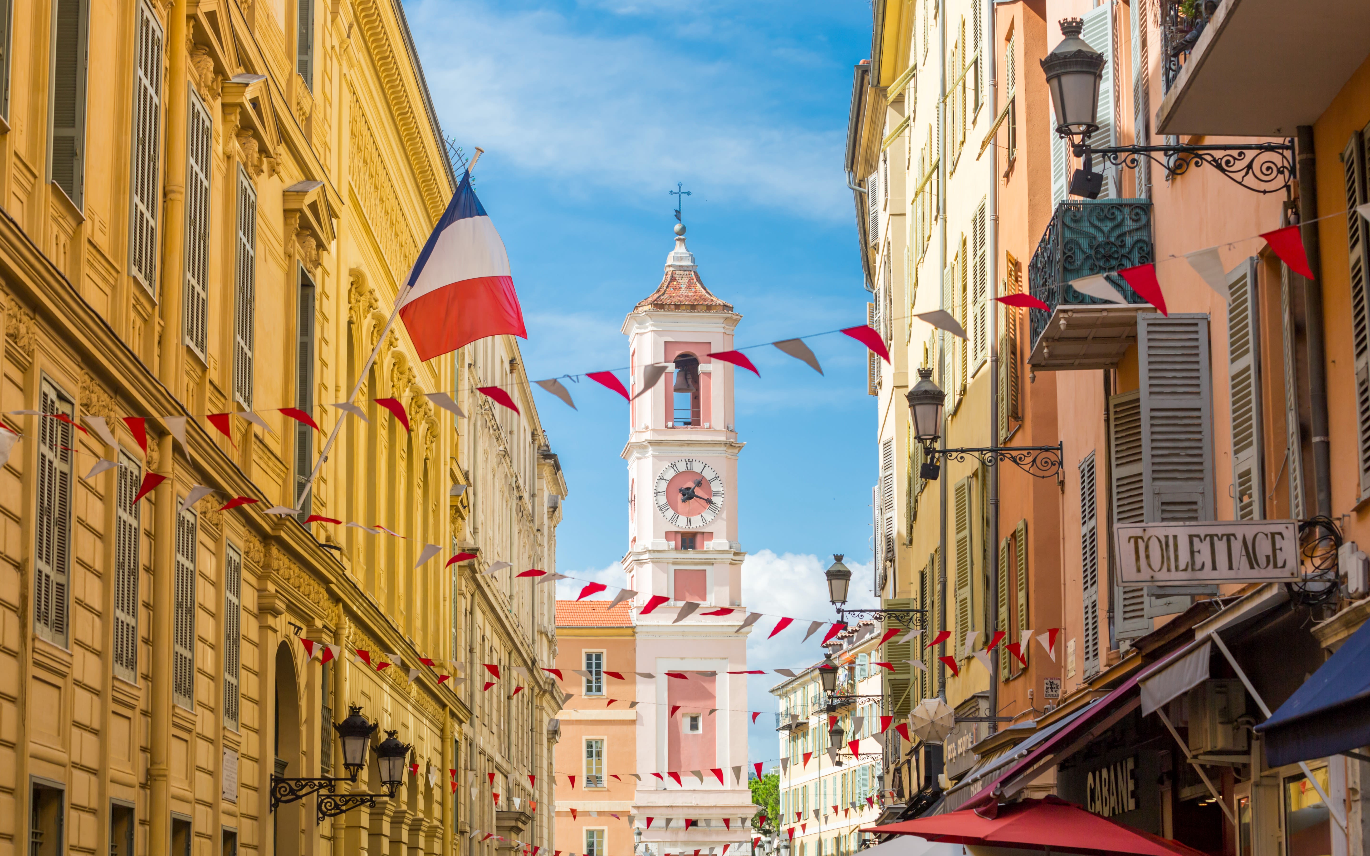 Image of a church steeple clock in Nice.