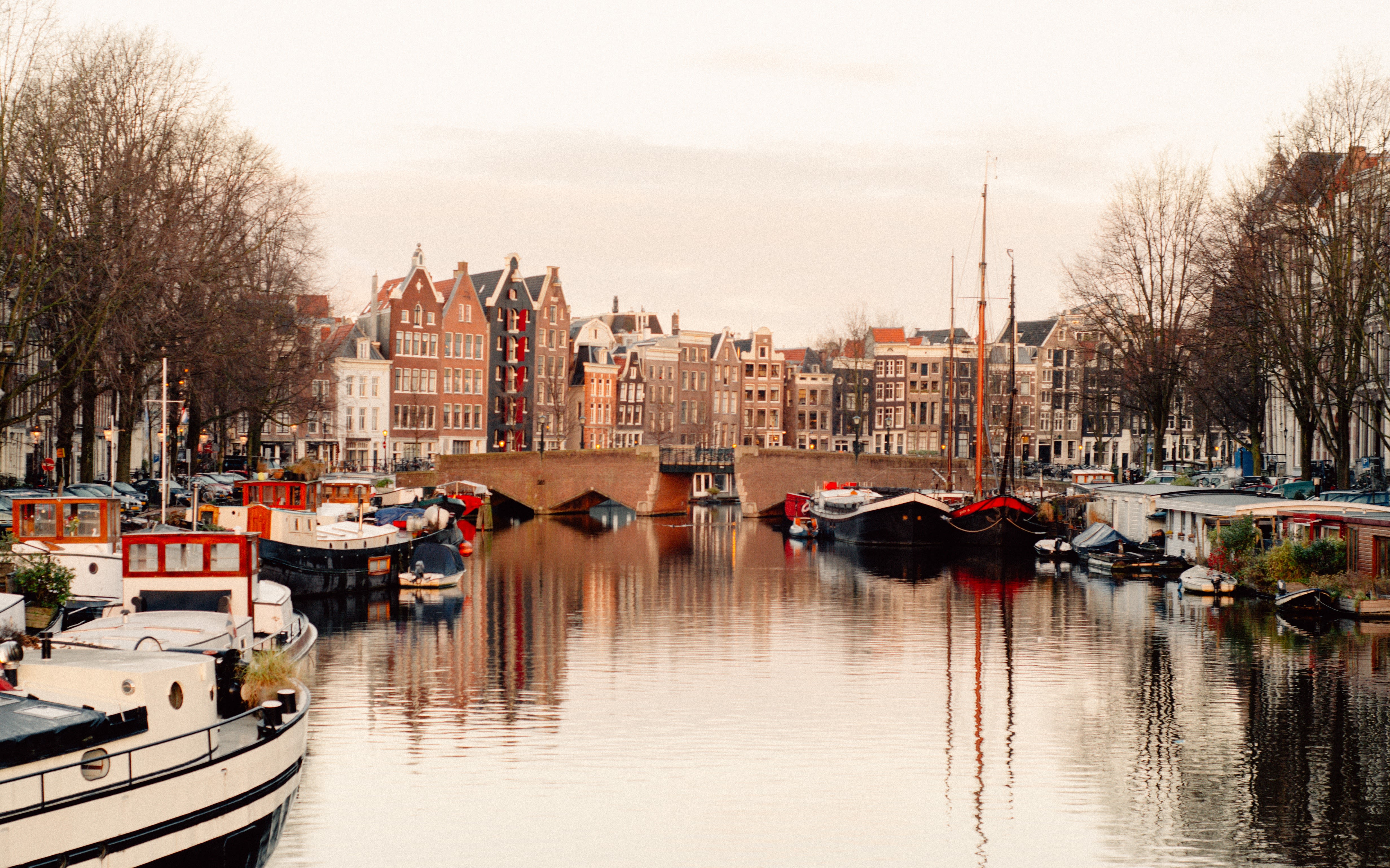 Image of the canal in Amsterdam with boats and buildings.