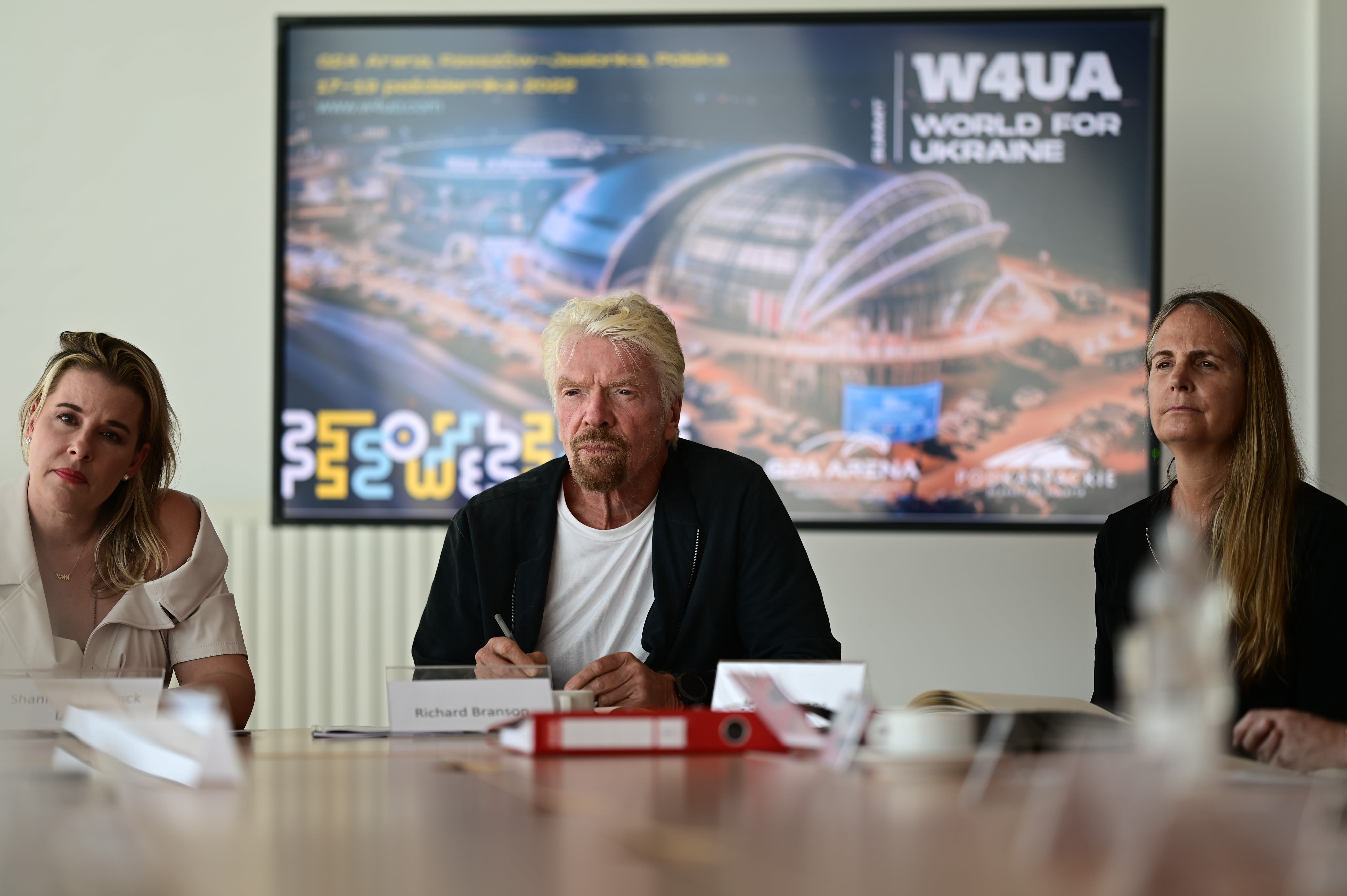 Richard Branson in Poland with Jean Oelwang and business leaders, discussing Ukraine