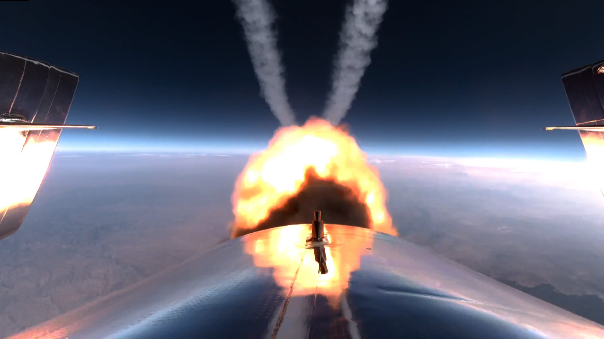 O foguete VSS Unity se ilumina quando a nave é liberada do VMS Eve e se dirige ao espaço