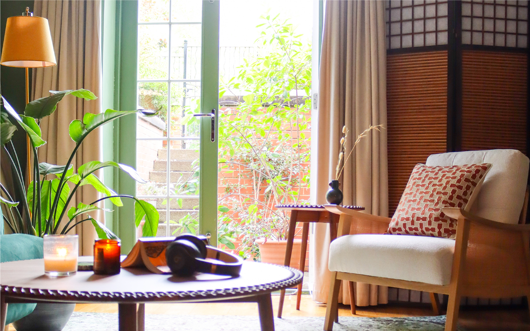 Coffee table and chair 