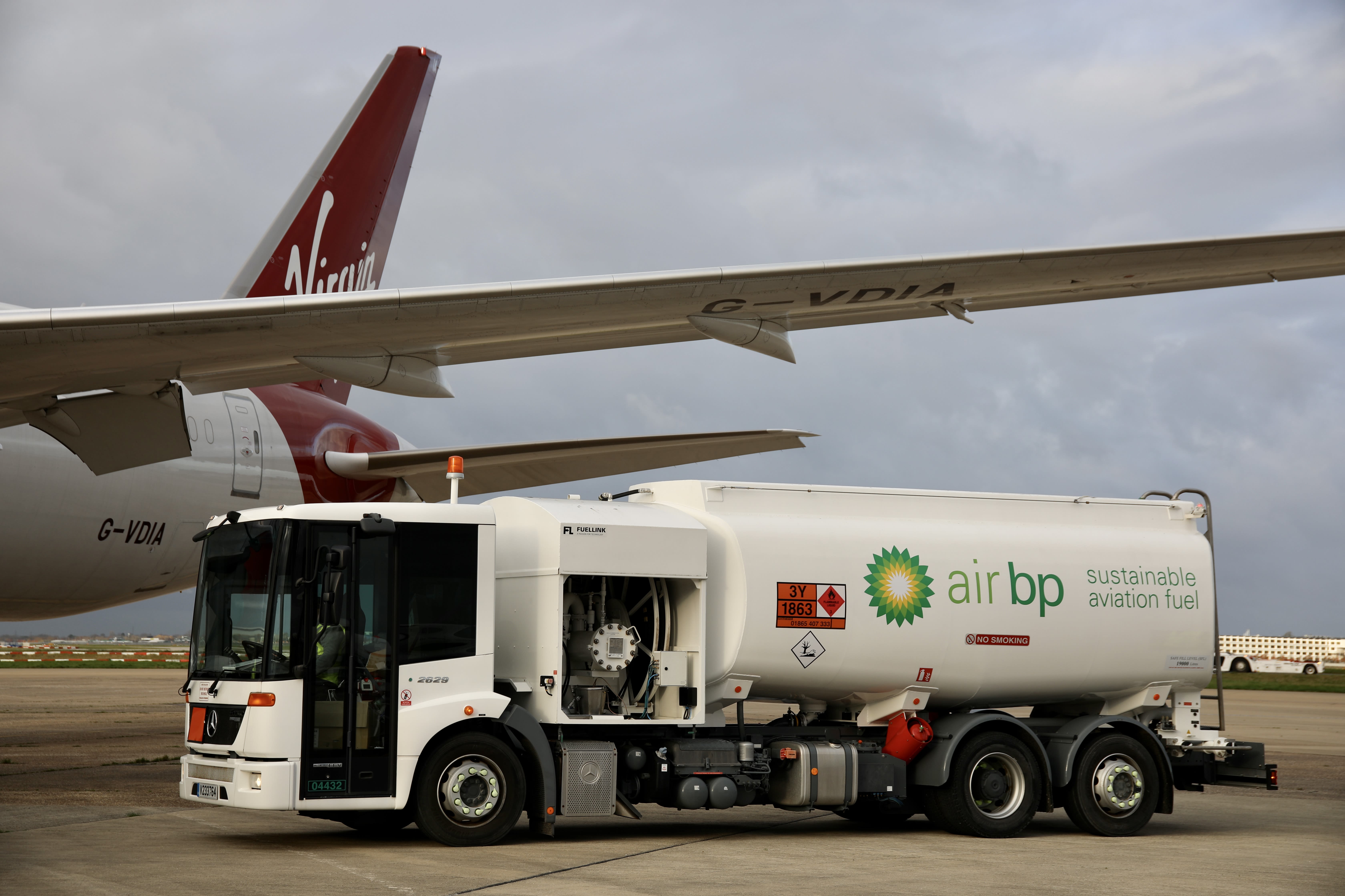 An Air BP sustainable aviation fuel tanker next to a Virgin Atlantic Boeing 787