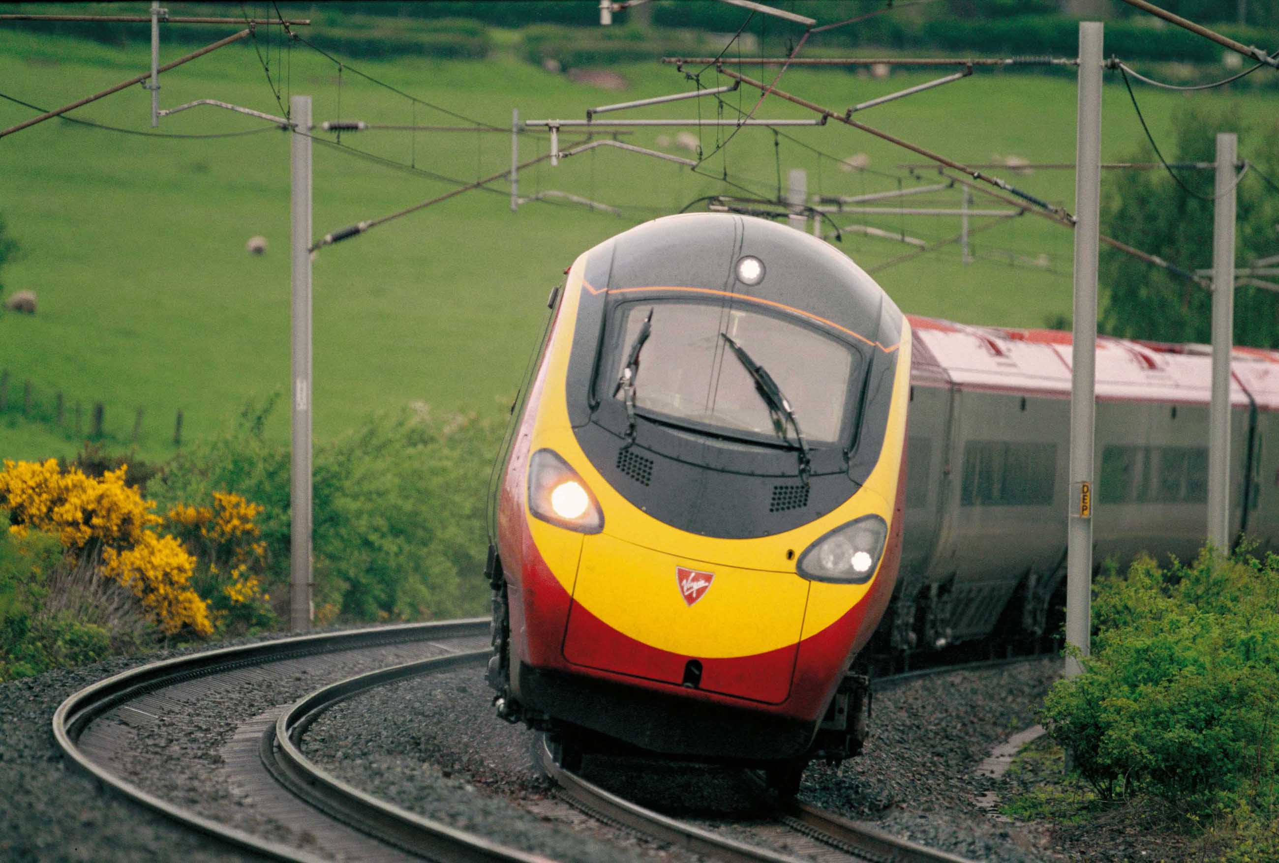 Поезд бывает. Pendolino поезд. Поезда Пендолино Virgin. Поезд на повороте. Поезд поворачивает.