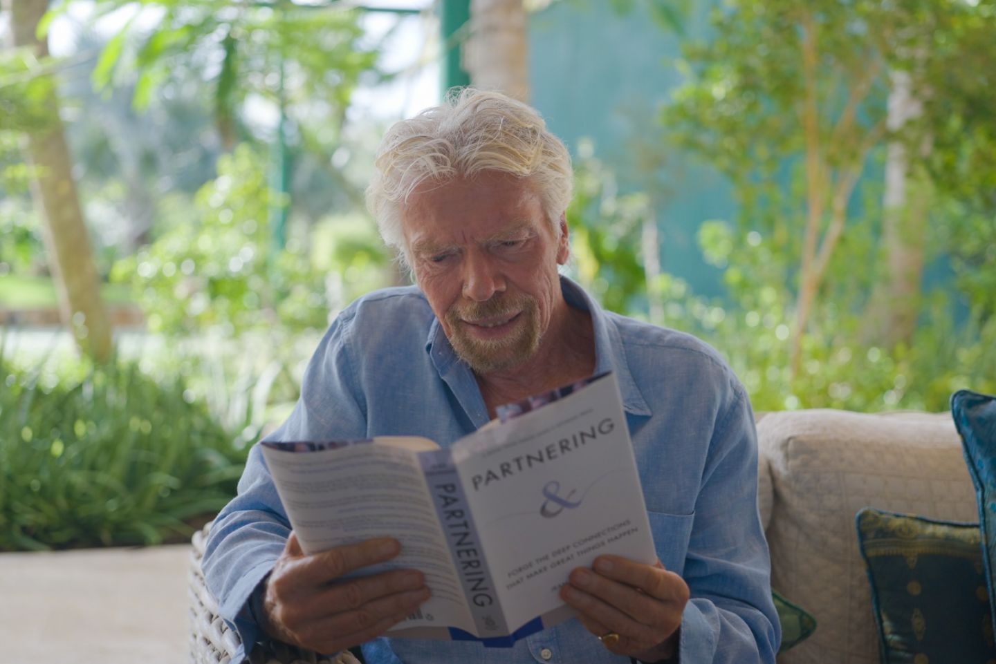Richard Branson reading Jean Oelwang's book - Partnering