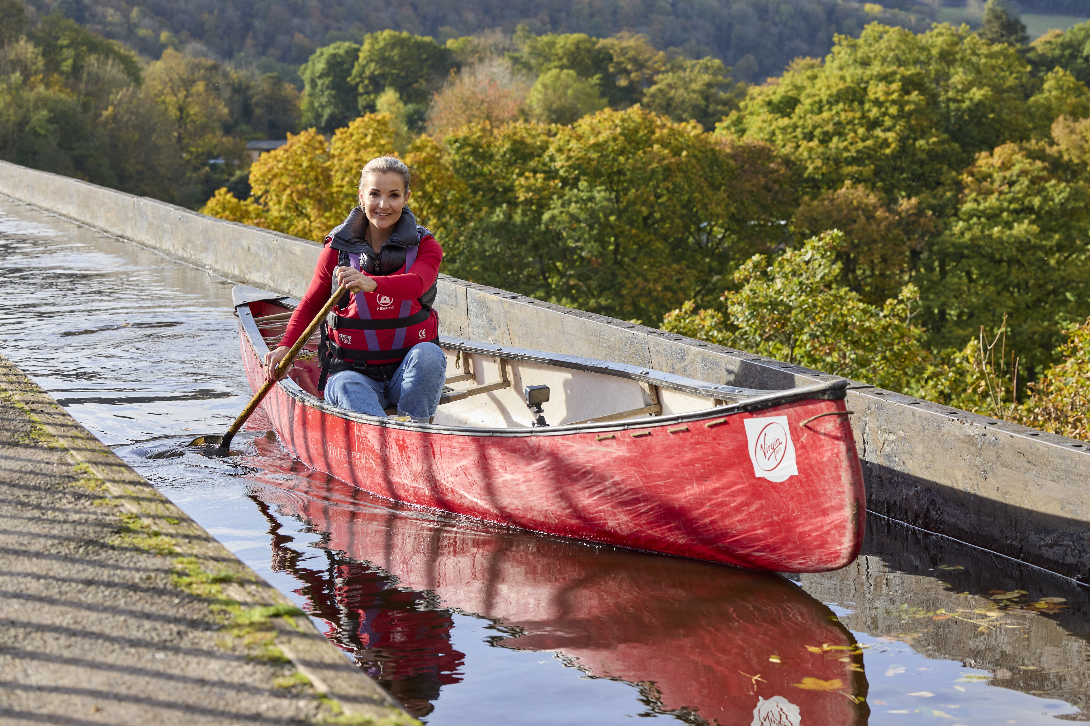 Helen Skelton paddling across Pontcysyllte Aqueduct