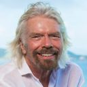 Un primer plano de Richard Branson sonriendo, mirando a la cámara