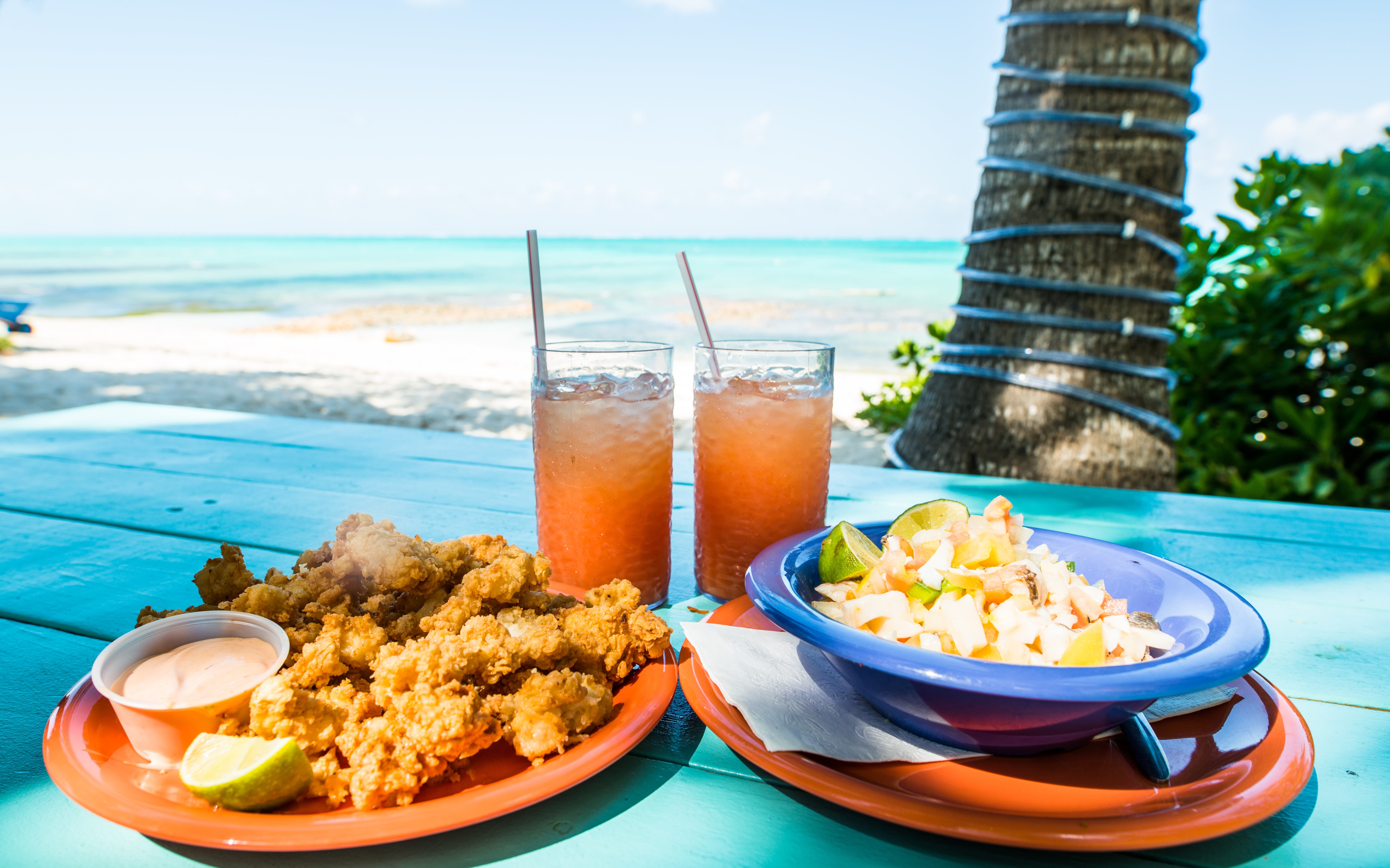 An image of conch salad and drinks in Turks & Caicos