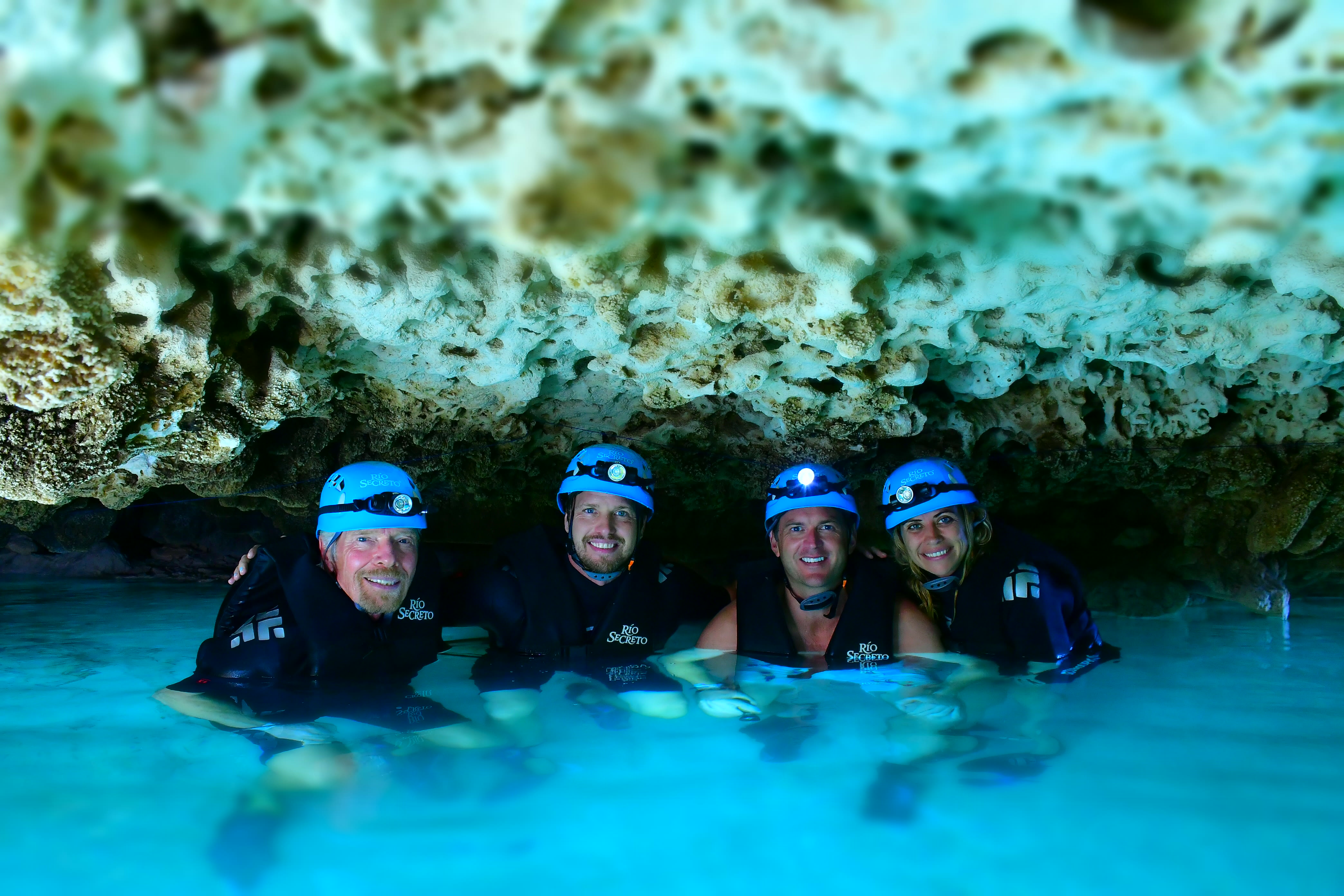 Richard Branson lors de l'excursion Rio Secreto au Mexique avec Sam Branson, Freddie Andrewes et Holly Branson