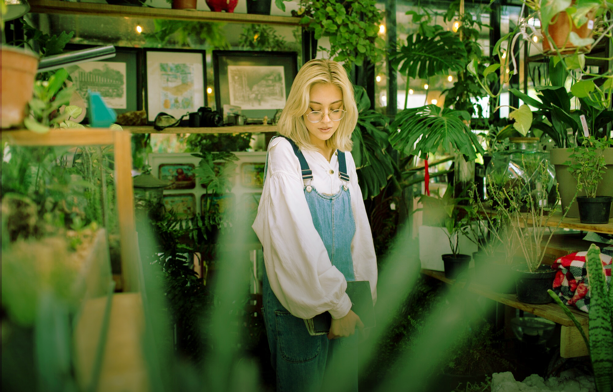 Woman plants 2000x1280px