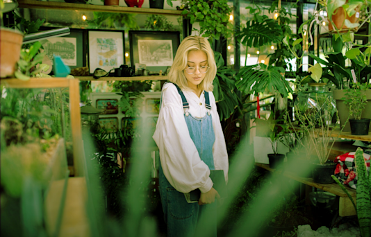 Woman plants 2000x1280px