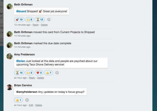 Et bilde som viser emoji-reaksjoner på kommentarer på et Trello-kort
