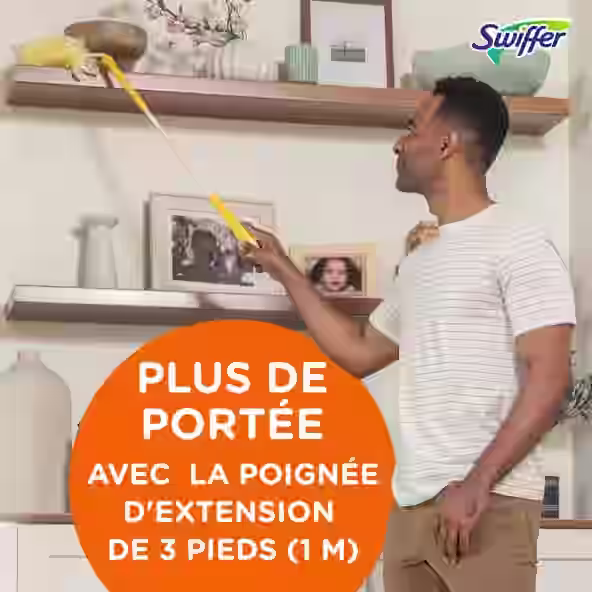 Une personne utilisant un Swiffer Duster avec un manche extensible de 3 pieds pour nettoyer une étagère haute dans un intérieur élégant.