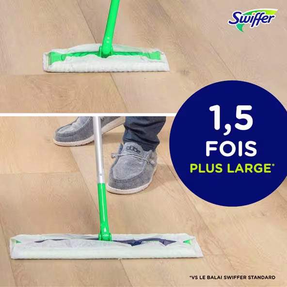 Vadrouille Swiffer avec lingette de nettoyage plus large, montrée en utilisation sur un parquet en bois, offrant des solutions de nettoyage efficaces