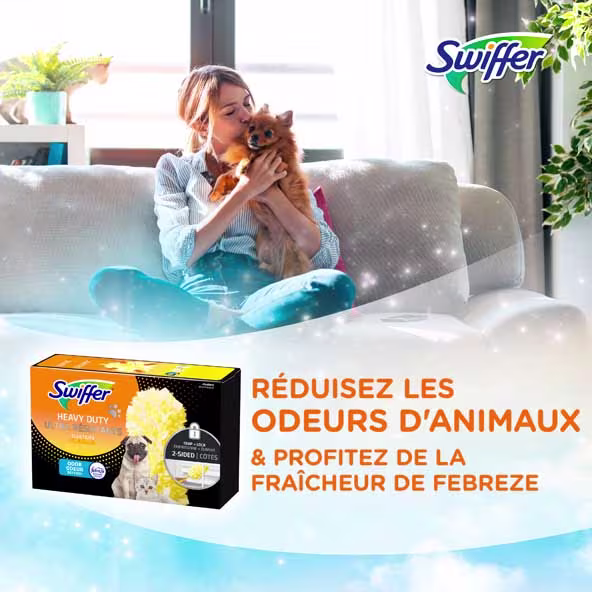 Femme embrassant son petit chien en se relaxant sur un canapé, faisant la promotion des produits Swiffer pour éliminer les odeurs d'animaux