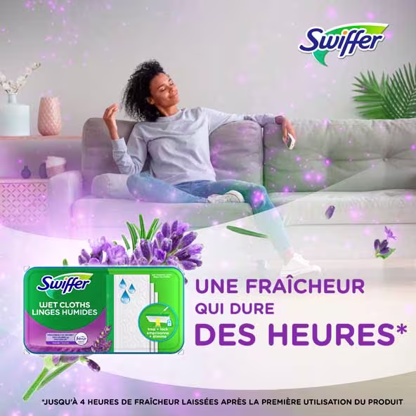 Une femme se détend sur un canapé, profitant du parfum des linges humides Swiffer à l'essence de lavande, mettant en avant une fraîcheur durable