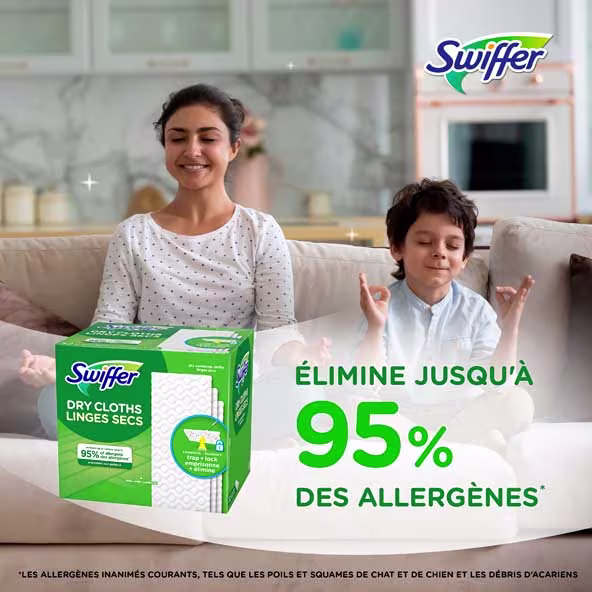 Une femme et un enfant méditent sur un canapé, mettant en avant les linges secs Swiffer qui éliminent 95 % des allergènes