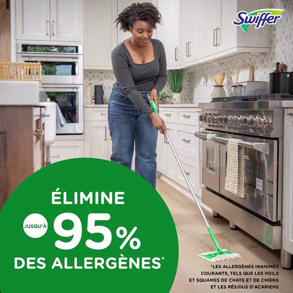 Une personne nettoie le sol de la cuisine avec un Swiffer, mettant en avant sa capacité à éliminer jusqu'à 95 % des allergènes