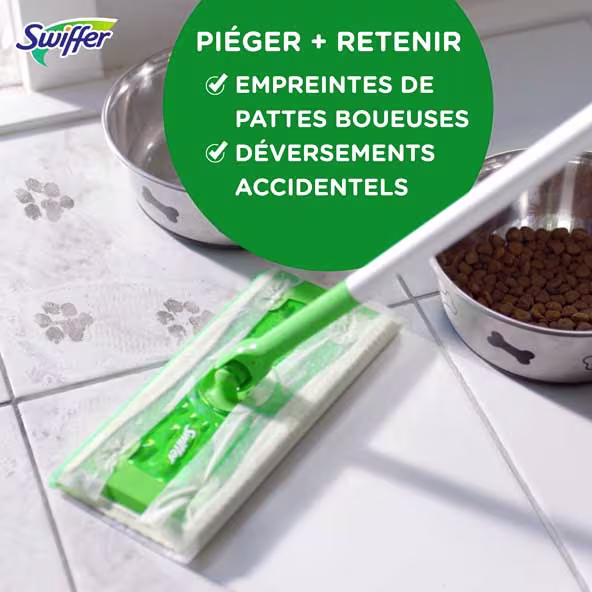 Swiffer Sweeper sur sol carrelé avec des empreintes de pattes, soulignant ses capacités à piéger et à retenir les saletés