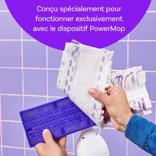 Mains tenant une lingette de nettoyage PowerMop, montrant sa conception et sa compatibilité avec le dispositif PowerMop