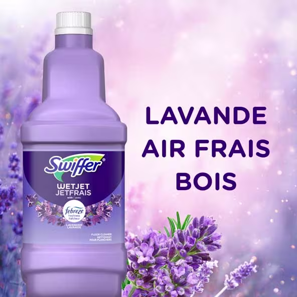 Bouteille de nettoyant pour bois Swiffer WetJet avec l'étiquette « LAVANDE AIR FRAIS BOIS » sur un fond lumineux et aéré de fleurs de lavande.