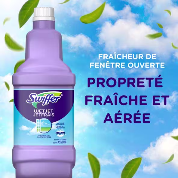 Bouteille de nettoyant pour sols Swiffer WetJet avec étiquette « Open Window Fresh » sur un fond lumineux et aérien de nuages et de feuilles.