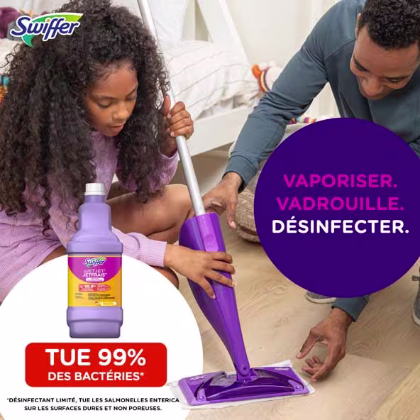 Un enfant et un adulte utilisent le Swiffer WetJet pour nettoyer un sol, montrant ainsi son efficacité à éliminer 99 % des bactéries.