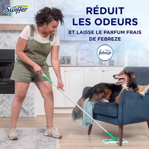 Une femme utilise un Swiffer pour nettoyer pendant qu'un chien se détend sur un canapé bleu, mettant en avant le parfum frais de Febreze